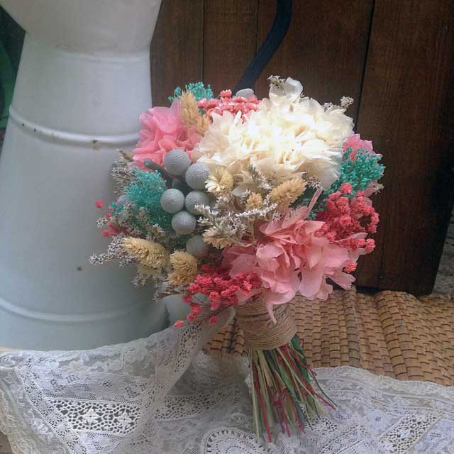 Ramo de flores preservadas estilo silvestre de tonos pastel