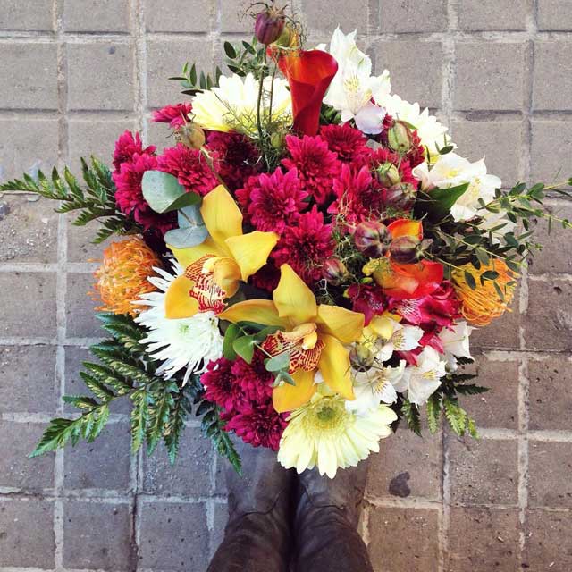 Bouquet de flores compuesto con callas, cimbidium, gerberas, crisantemo, alstroemeria y proteas.