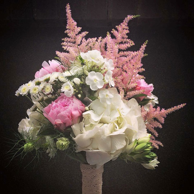 Ramo de novia de estilo vintage realizado con peonias, hortensia blanca y alstibe