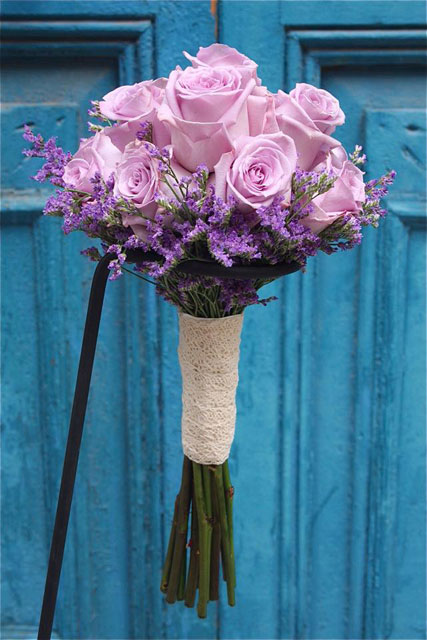 Ramo de novia elegante y sencillo, realizado con rosas lilas y limonium