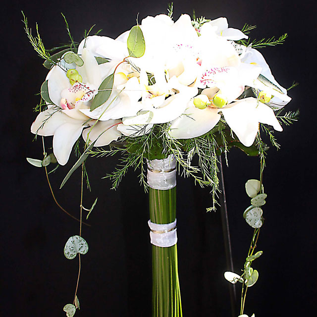 Ramo de novia en tonos blancos realizado con orquidea blanca y collares de hypericum verde