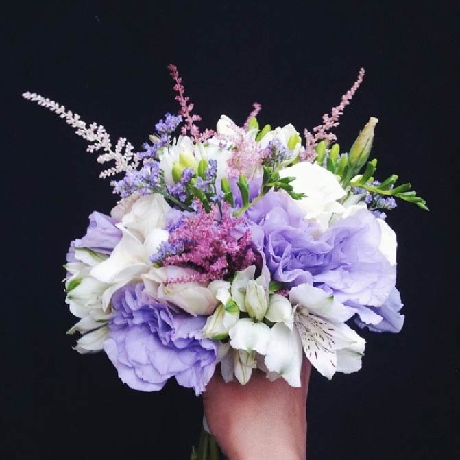 Ramo de novia en tonos lilas, blancos y rosas realizado con lisianthus, alstroemeria, astilbe y limonium