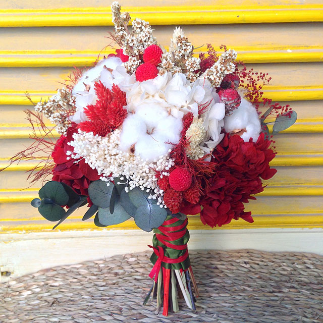 ﻿﻿Ramo de novia en tonos rojos y blancos, realizado con flor seca y preservada