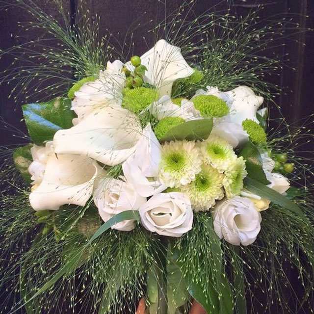 Ramo de novia en tonos verdes y blancos compuesto con callas blancas, crisantemo verde y lisianthus blanco