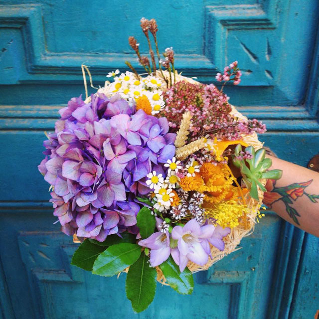 Ramo de novia informal y con un de estilo campestre realizado con hortensia azul, freesia, tanacetum y flor seca