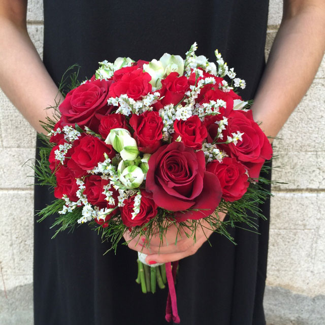 Ramo de novia compuesto con rosas, freesia y limonium confetti