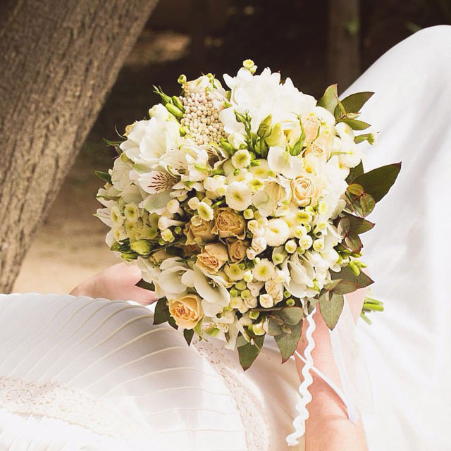 Ramo de novia en tonos crudos, blancos y té realizado con rosas spray, crisantemo, freesia y lisianthus