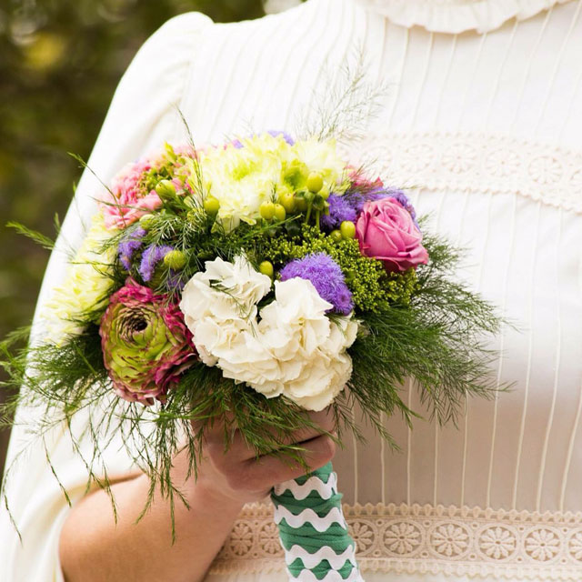 Ramo de novia en tonos lilas, rosas y blancos realizado con hortensia blanca, ranunculos y rosas
