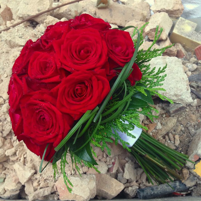 Ramo de novia en tonos rojos realizado con rosas rojas y acabado con grafismos
