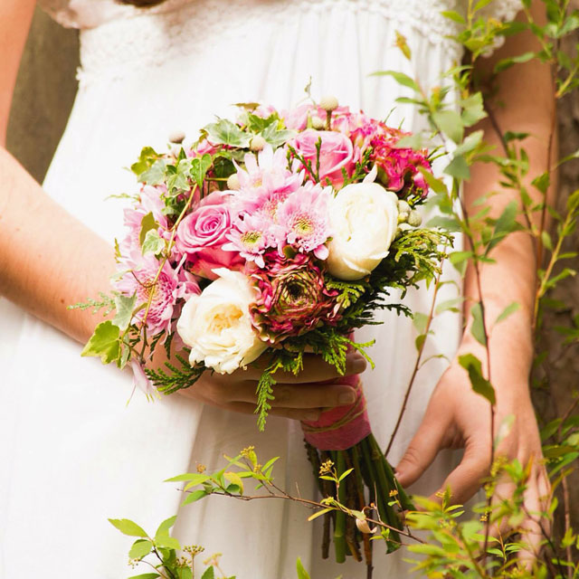 Ramo de novia romántico y fresco realizado con rosas de jardín, crisantemo, ranunculos y alstroemeria