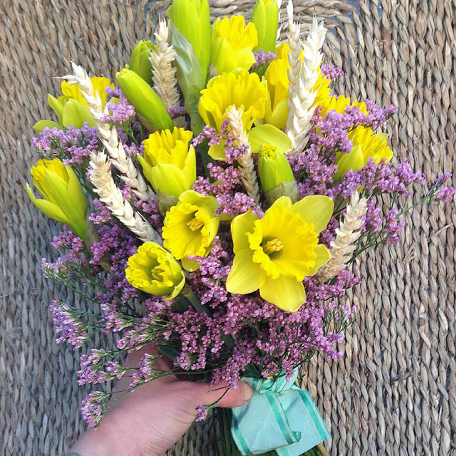 Ramo de novia en tonos amarillos y lilas realizado con narcisos, trigo y limonium