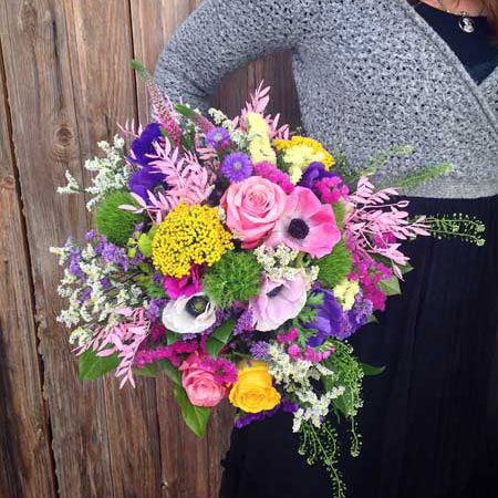 Divertido, original, alegre y precioso bouquet realizado en tonos rosas, lilas y amarillos. Es de tamaño mediano.