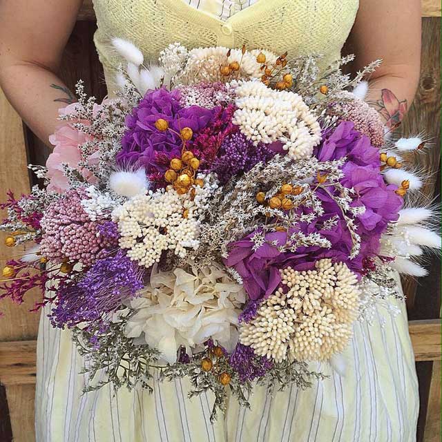 Bouquet realizado con flor seca y preservada en tonos lilas, blancos y rosas. Tamaño grande. No necesita mantenimiento.