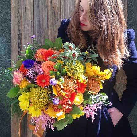 Espectacular bouquet muy colorido y diferente, en tonos naranjas y amarillos. Es un ramo de tamaño grande.
