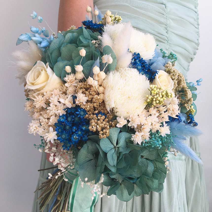 Ramo de novia en tonos azules y turquesas realizado con flores preservadas y secas.
