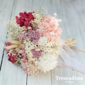 Ramo de novia con flores secas y preservadas en tonos crudos, rosados y un toque de granate.