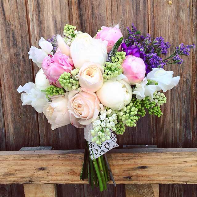 Bouquet en tonos blanco y rosa