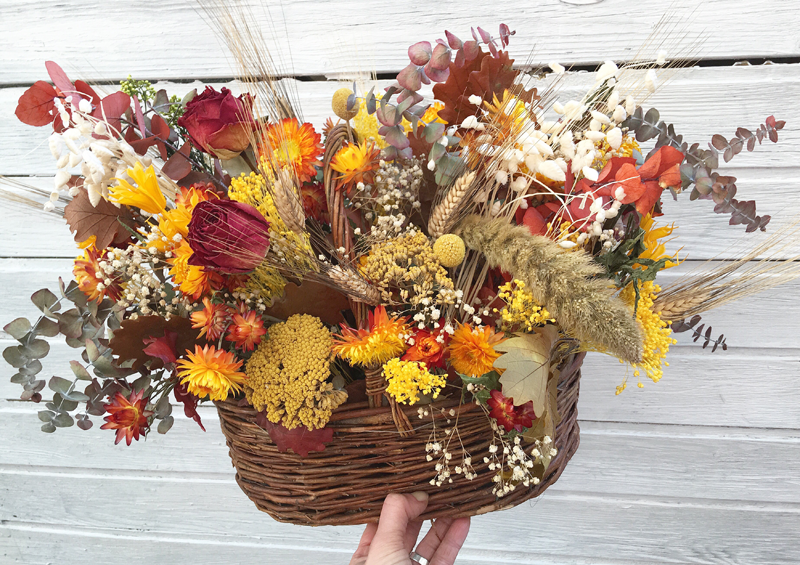 aprender expedición Jarra cesta-de-mimbre-decorada-con-flores-secas-en-tonos-naranjas-y-amarillos- rosas-secas-y-eucalipto-preservado - Trencadissa Art Floral