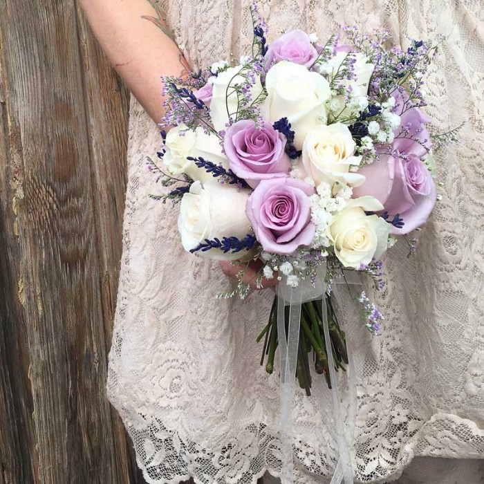 Ramo de novia con rosas lilas y blancas y lavanda preservada, venta online para toda España