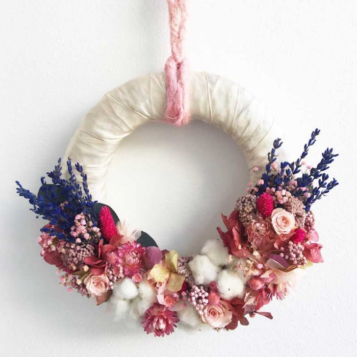 Corona realizada con hortensia, lavanda, rosas preservadas y com flor seca variada, ideal para colocar en una puerta o bien en una pared.