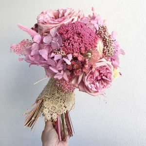 Espectacular ramo de novia eterno, realizado en tonos rosas pastel con flor seca, rosas David Austin y hortensias preservadas.