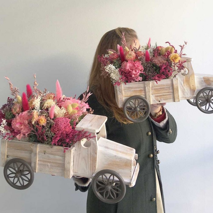 Centros florales con flor seca y preservada, camiones de madera decorativos