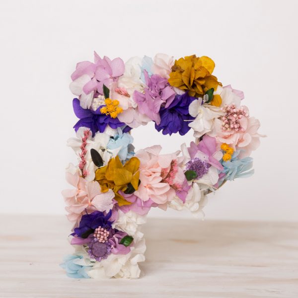Letras decorativas con flor preservada