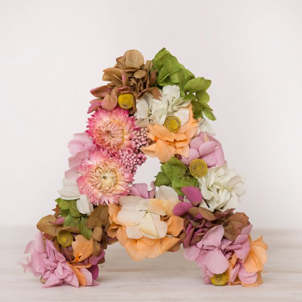 Decora tu casa con letras de flor seca, las encontrarás de venta online y en niestra tienda física, en Badalona