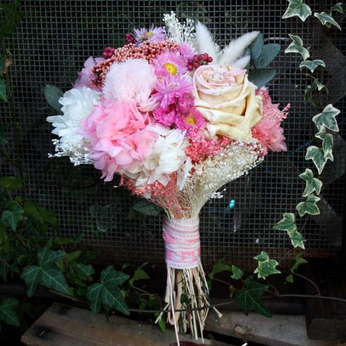 Ramo de novia preservado realizado en tonos rosas y blancos, compuesto por rosa David Austin liofilizada, hortensia, ghypsophila, flor de arroz, bloom y flor seca
