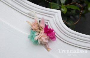 Prendidos de boda a juego con el ramo de la novia, con flor seca y preservada