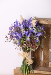 Ramos de flors frescas, iris, en floristeria Trencadissa de Badalona