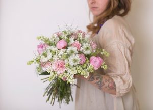 Ramo con flor fresca en tonos rosas y blancos, rosas y claveles en Trencadissa art floral