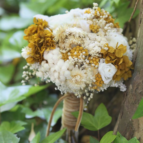 Precioso ramo de novia preservado en tonos ocres, blancos y amarillos