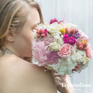 Ramo de novia con flor seca en tonos blancos y rosas