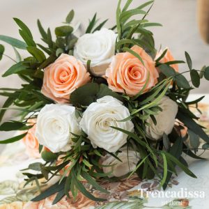 Ramo de novia con rosas preservadas en tonos blancos y peach, con eucalipto, parvifolia y cinerea, silvestre y muy natural