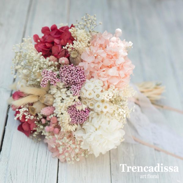 Ramo de novia con flor seca y preservada en tonos crudos, rosados y un toque de granate