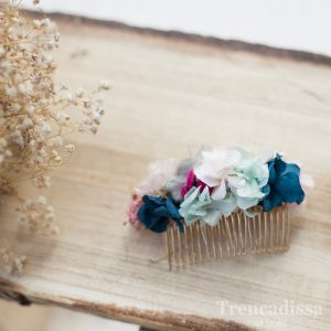 Peineta floral en tonos pastel y detalle azul prusia