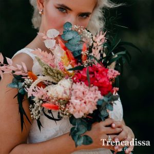 Ramo de novia de estilo naturalista, con eucaliptos preservados, hortensia, peonias, ghypsophila, bloom, flor de arroz y hierba holandesa. De colores variados mezclando rosa, verde y beig.