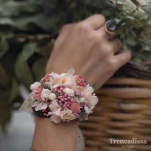 Pulsera o brazalete con flor seca y preservada en tonos rosados y blancos