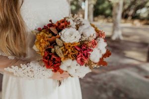 Ramo de novia con flor seca y preservada con rosas y flor de algodón, achilea, hortensia, paniculata
