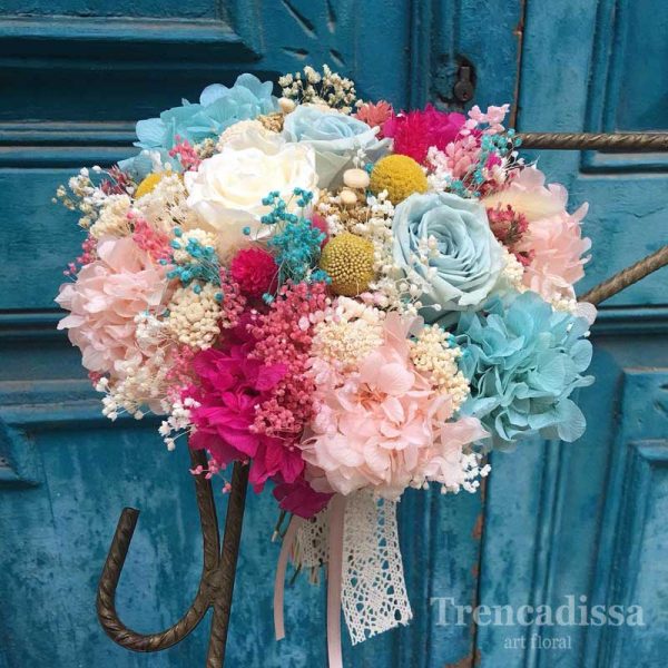 Ramo de novia en tonos rosas y azules, preservado.