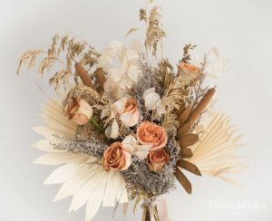 Ramo naturale con rosas de color teja, palma blanca, avena y flor seca