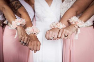 Brazaletes de flores para boda