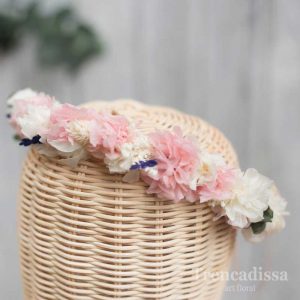 Corona preservada en tonos rosas y blanco, floristería en Badalona