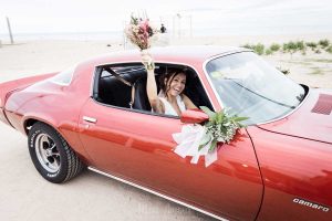 Decoración floral del coche de tu boda