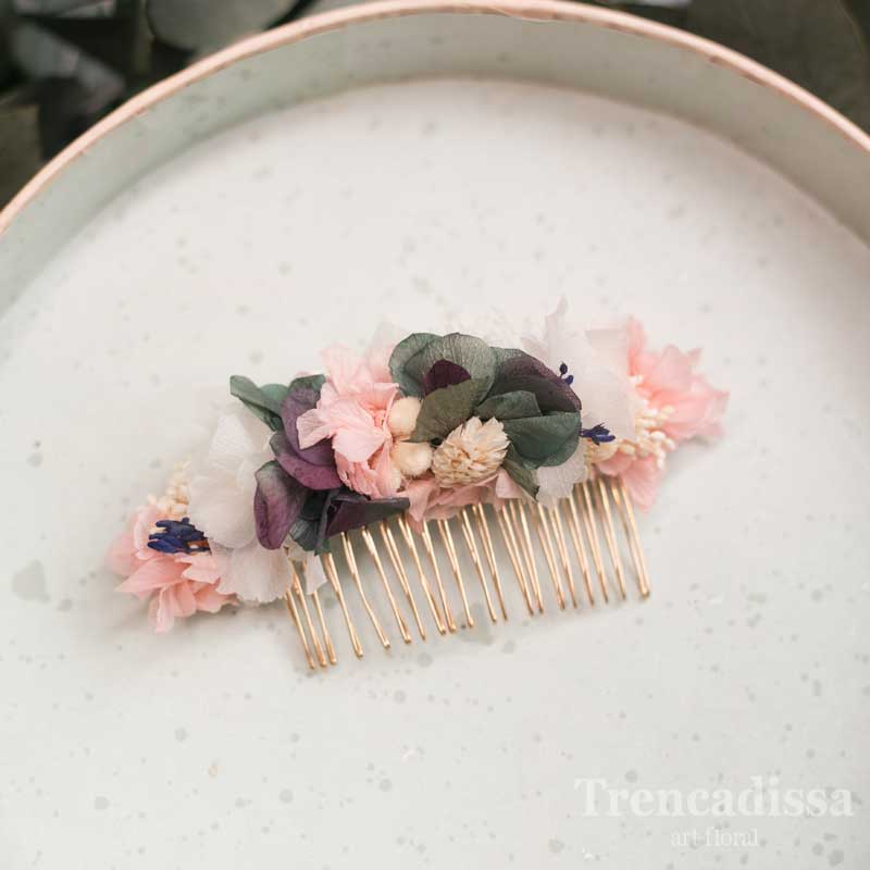 Peineta de flor preservada en tonos rosa y verdes, con un toque de violeta, con hortensia y flor seca y preservada.