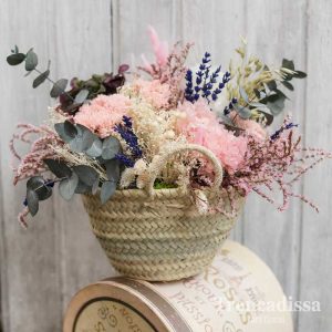 Capazo con flores secas y preservadas para decoración o regalo