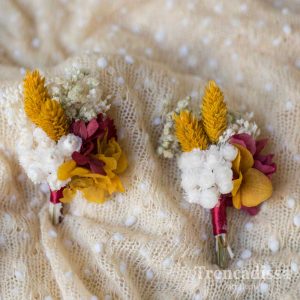 Prendidos, boutonnieres o solapas, para boda, con flor seca y preservada a juego con el ramo de la novia