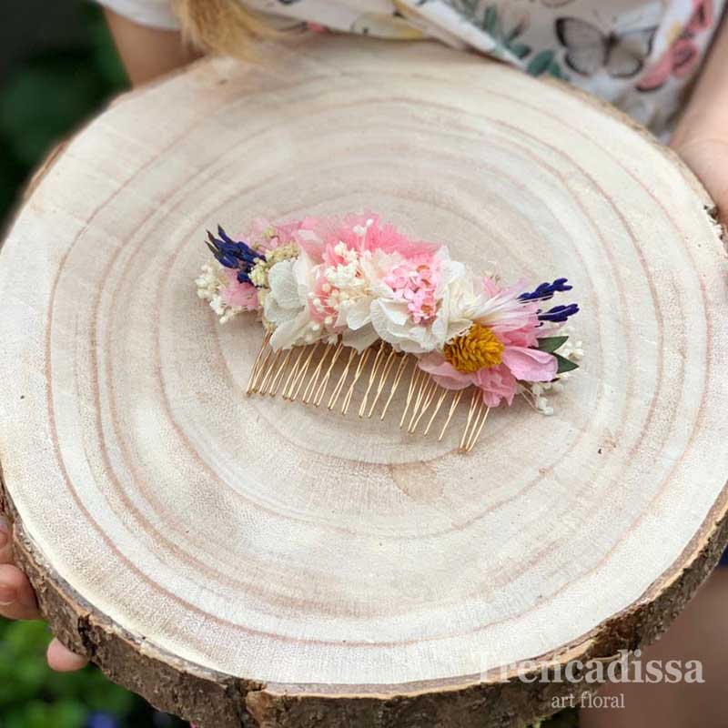Peineta con flores preservadas en tonos rosa y blancos, con un toque de lila