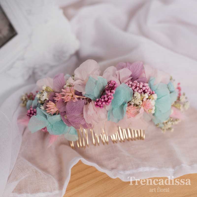 Peineta con flor preservada en tonos pastel para novia